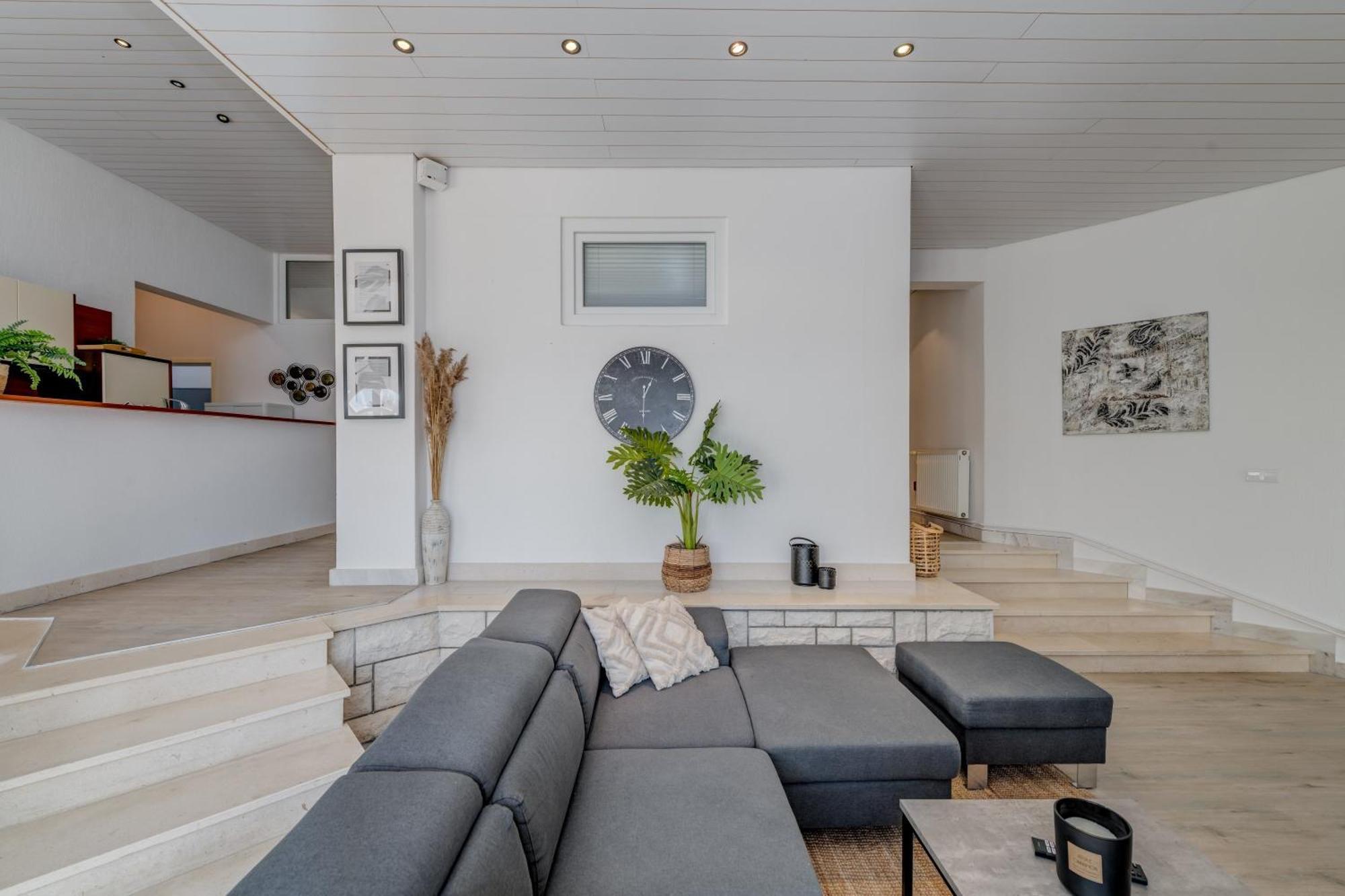 Apartments With Pool Vrdoljak Omis Room photo